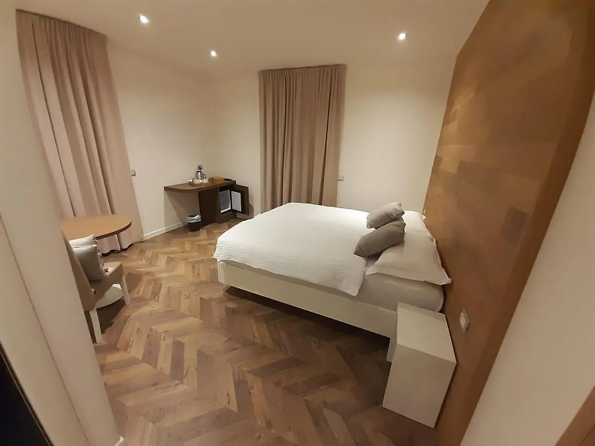 Pensionat The Tourist Rooms Tirano